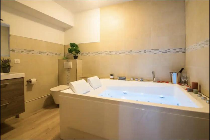 Balneo & Confort, Tram, Parking Apartment